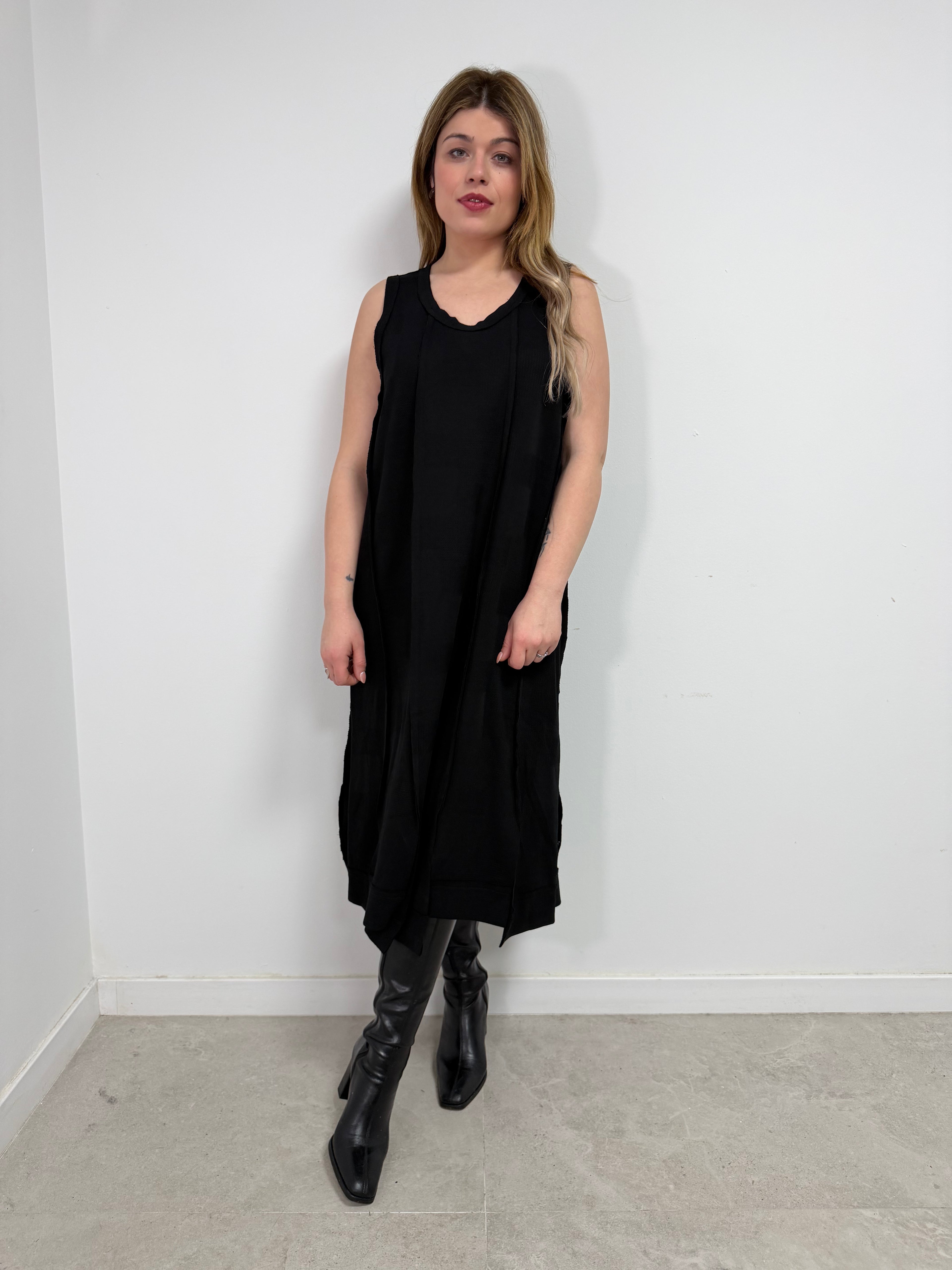 Vestido sin mangas aperturas