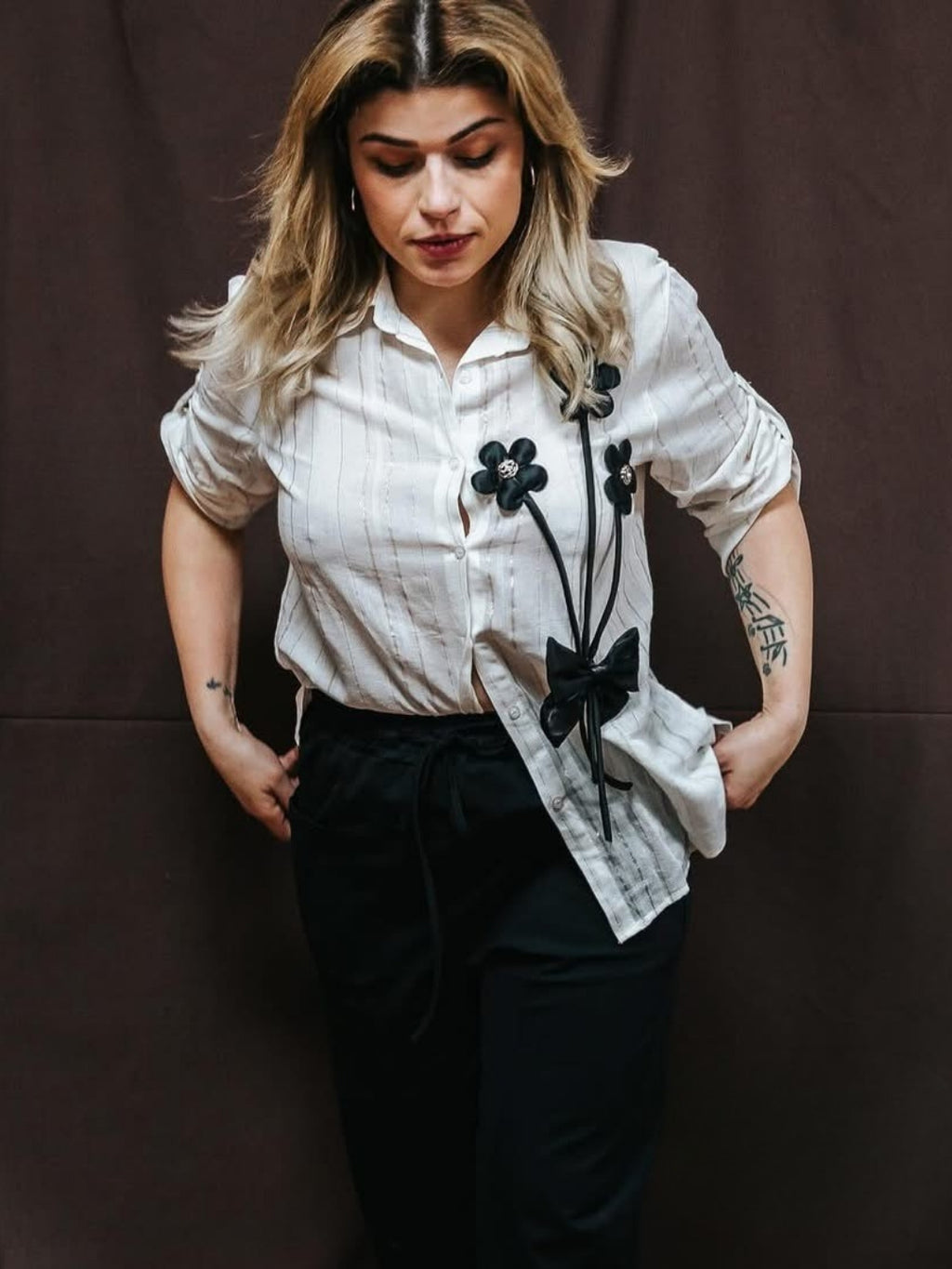 Camisa flores negras