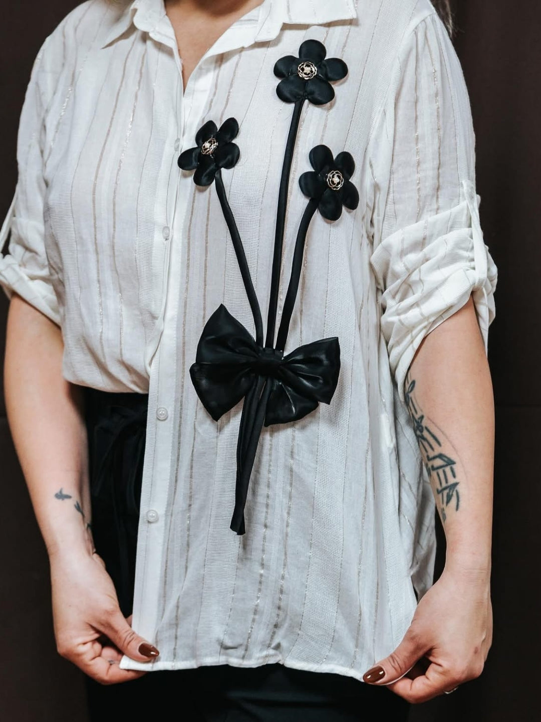 Camisa flores negras