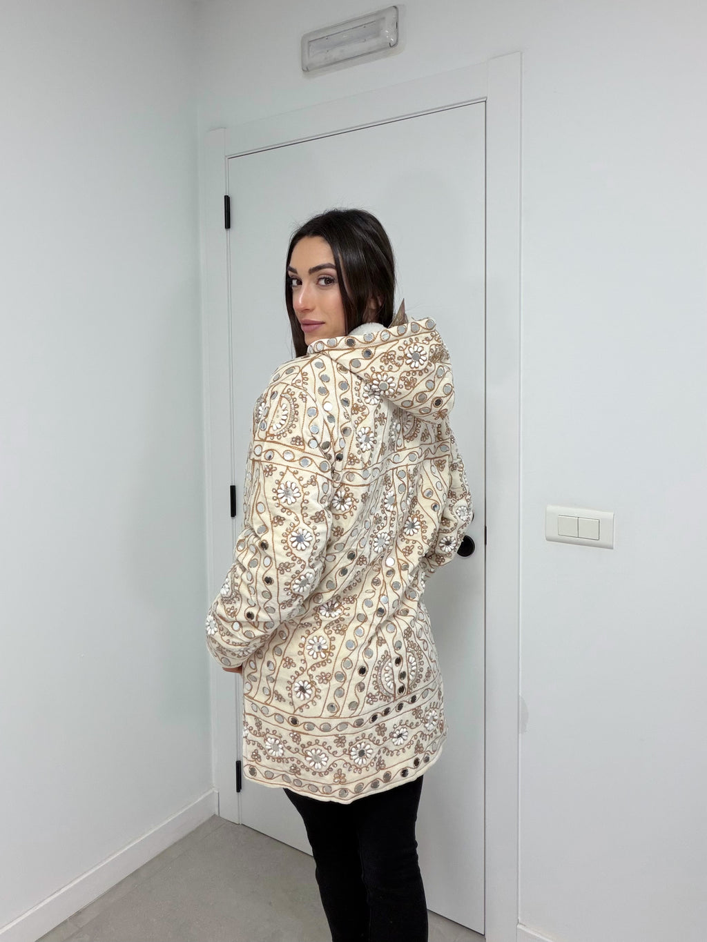 Abrigo detalles joyas