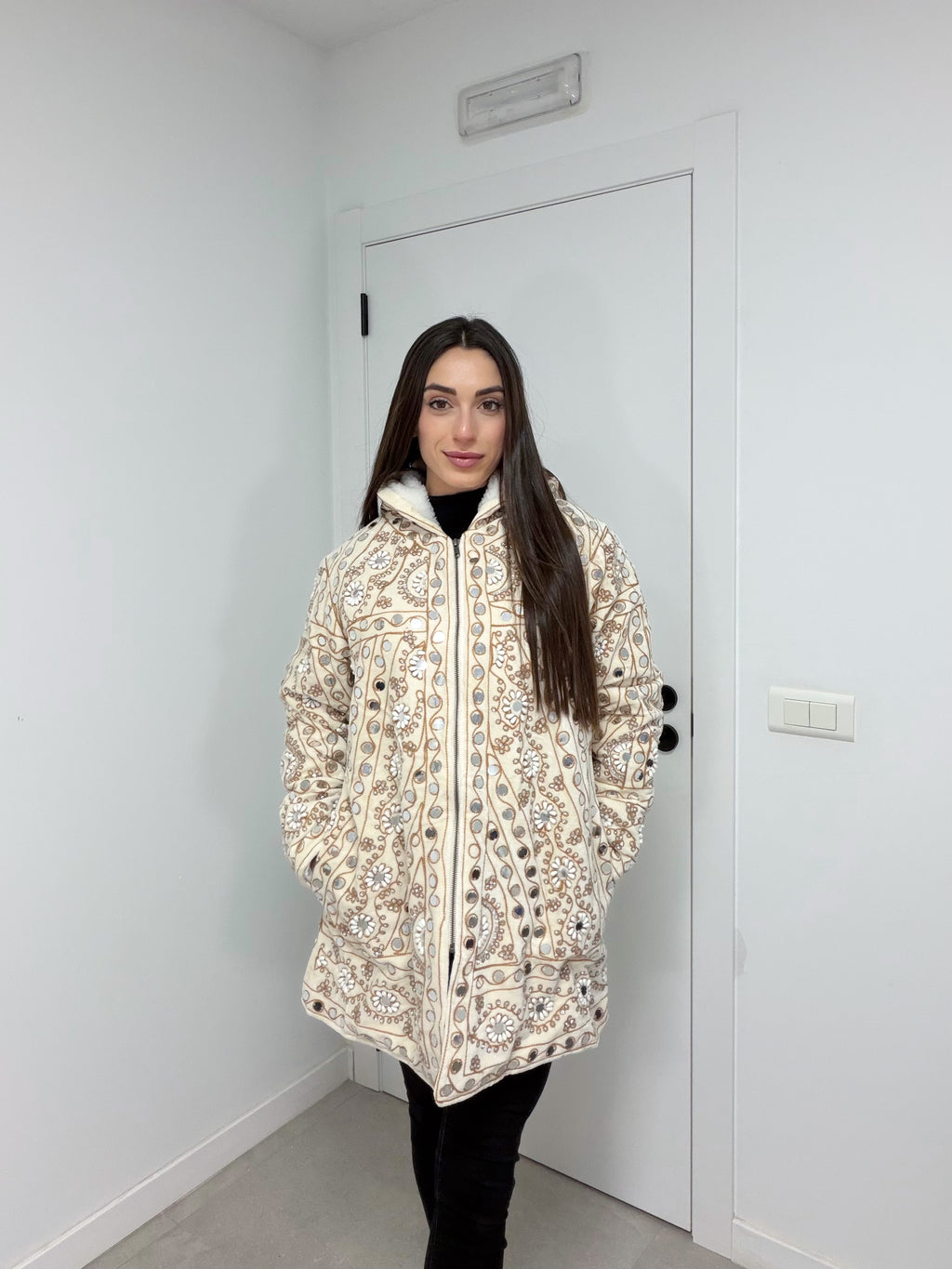 Abrigo detalles joyas