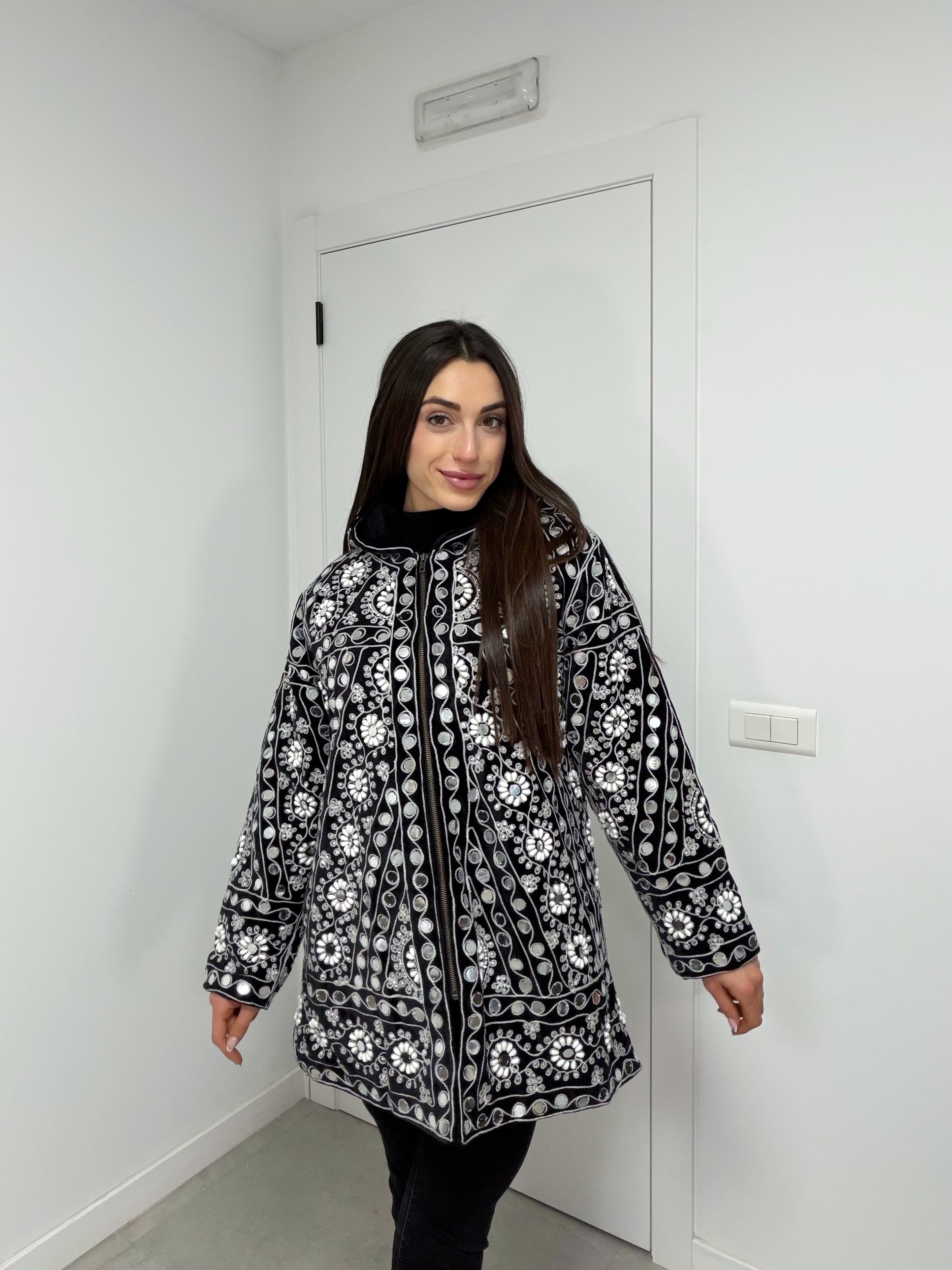 Abrigo detalles joyas