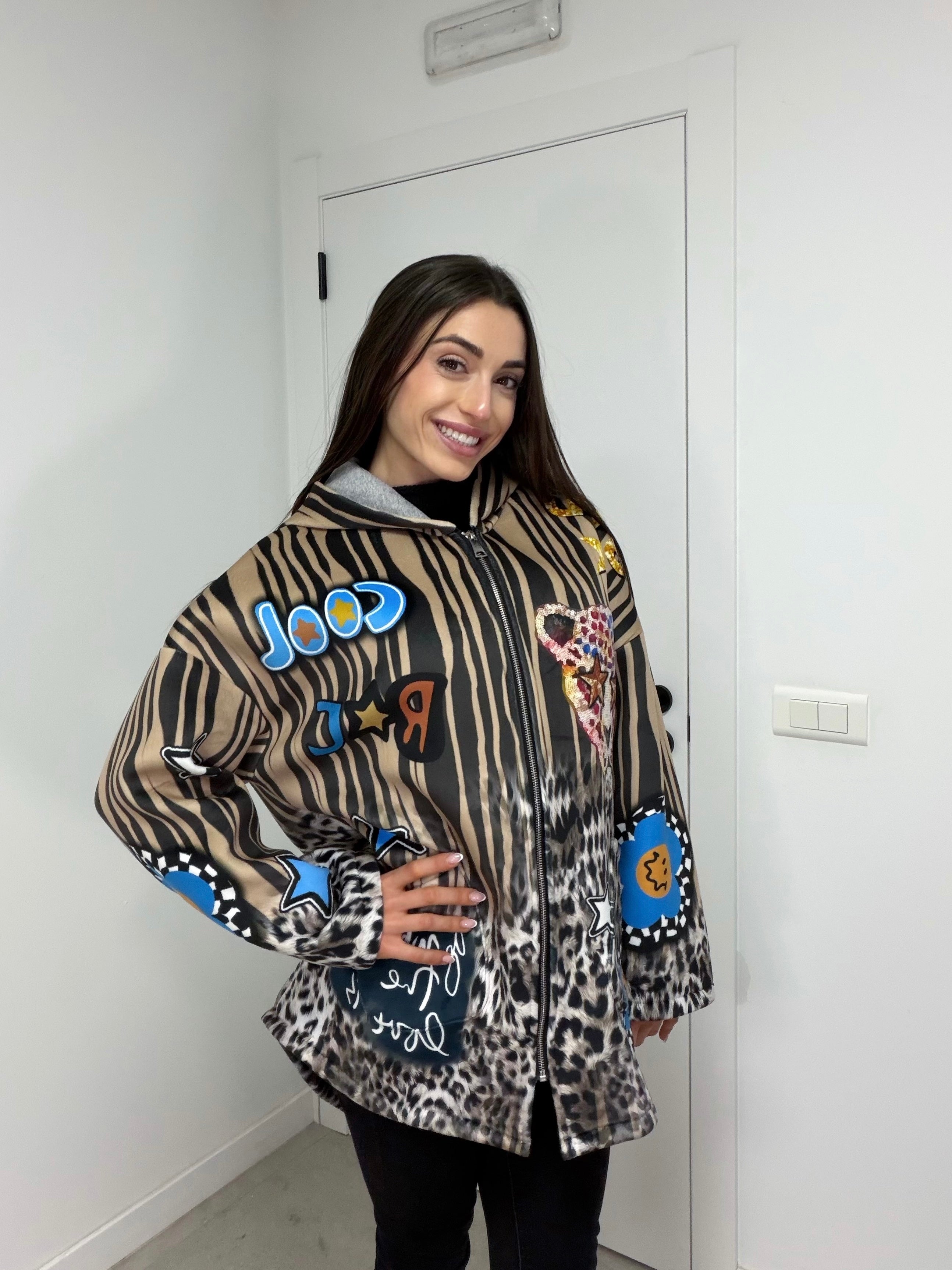 Chaqueta oversize con capucha y estampado animal print