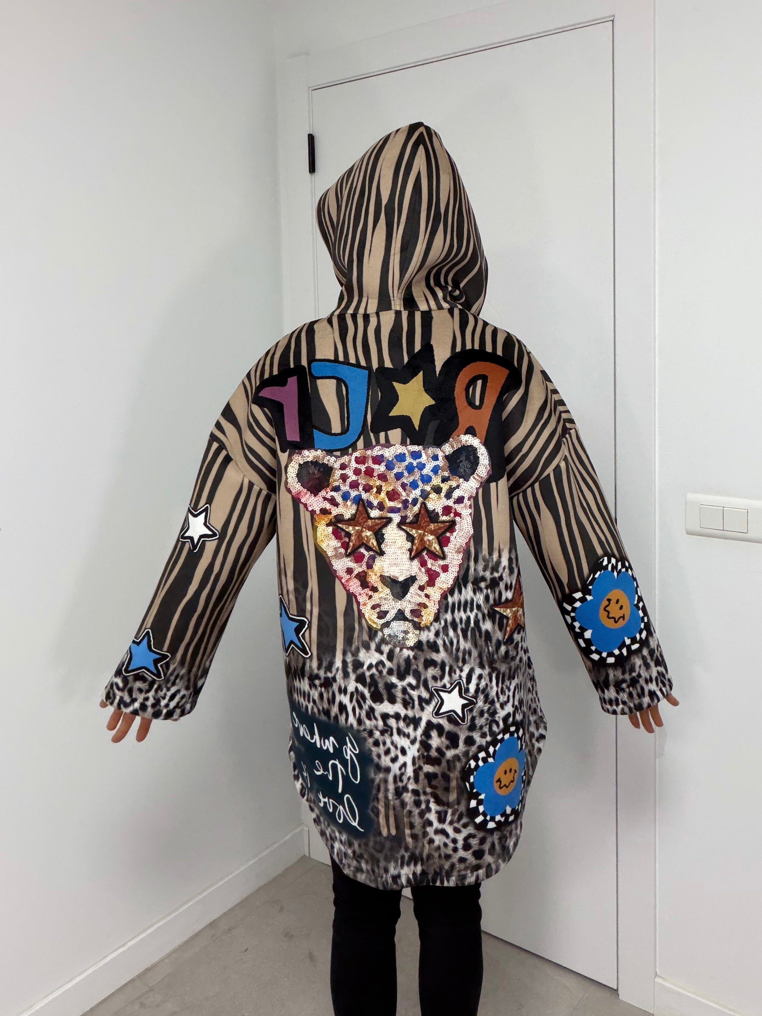 Chaqueta oversize con capucha y estampado animal print