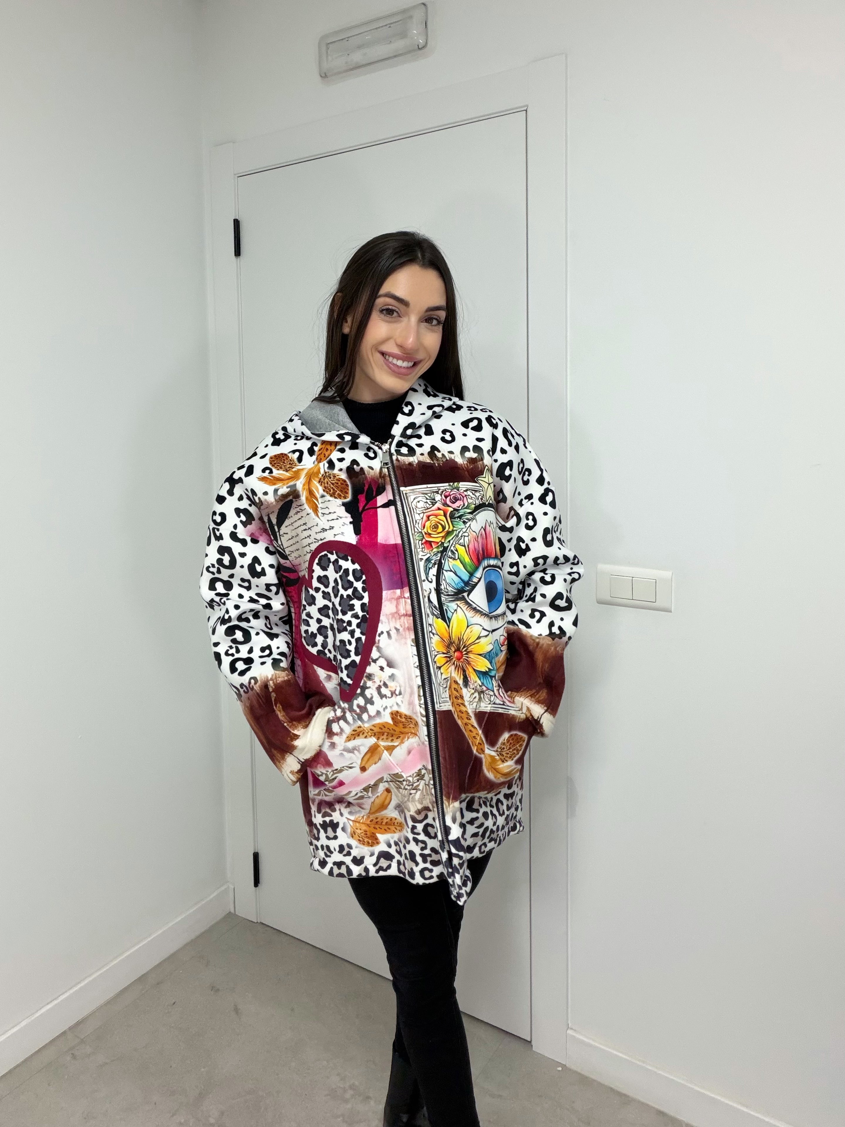 Chaqueta con capucha estampada en animal print y flores
