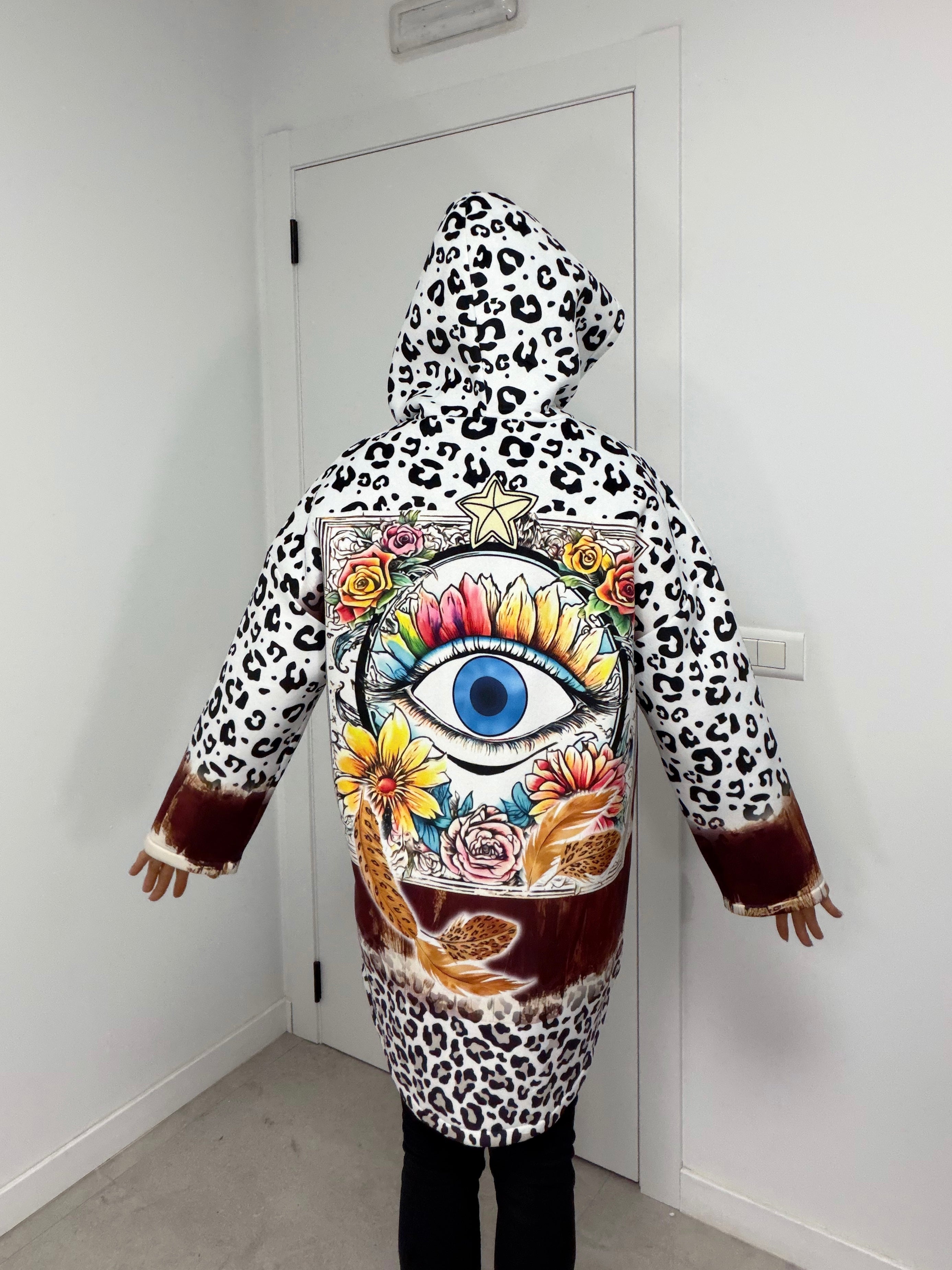 Chaqueta con capucha estampada en animal print y flores