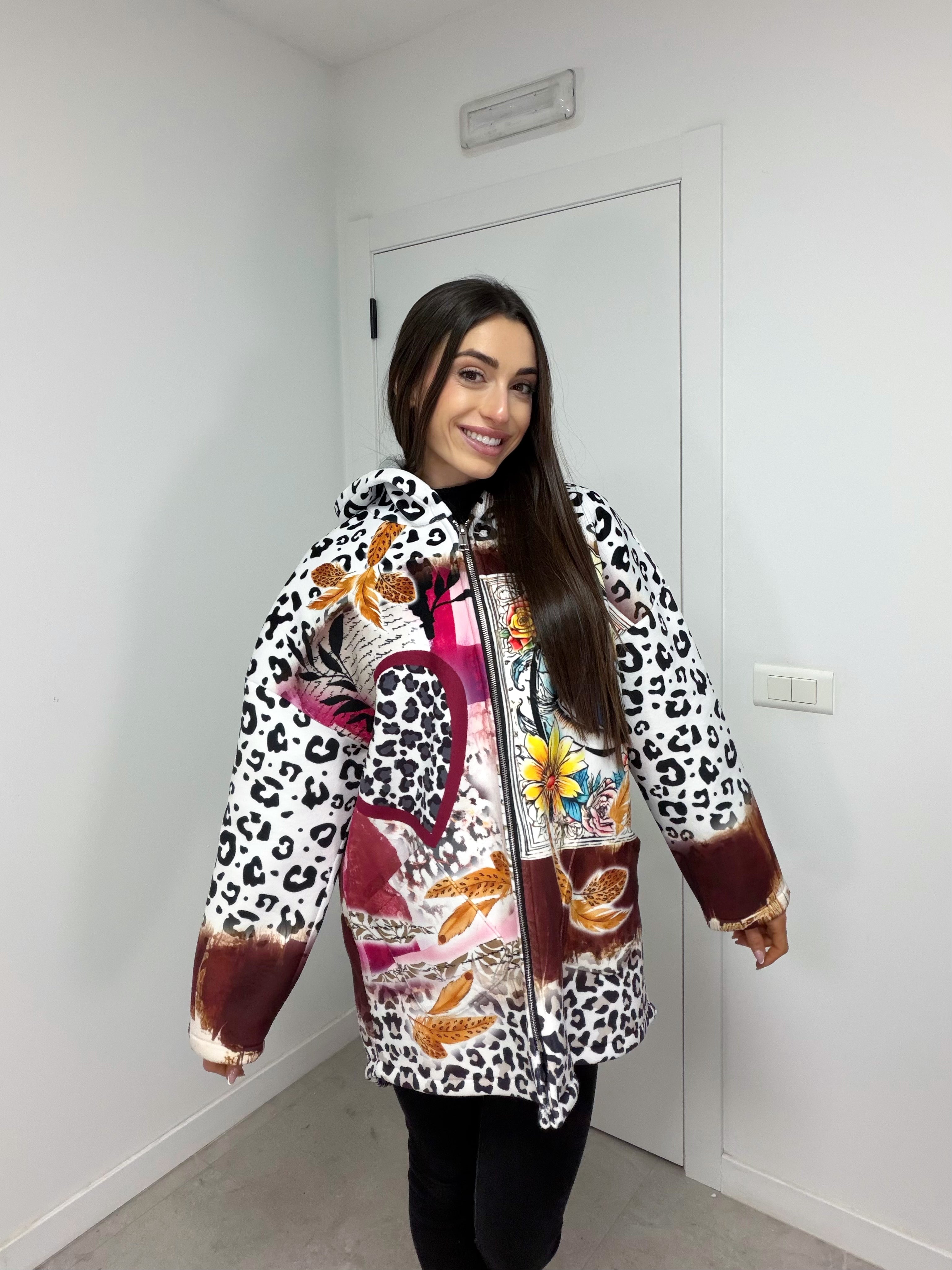 Chaqueta con capucha estampada en animal print y flores
