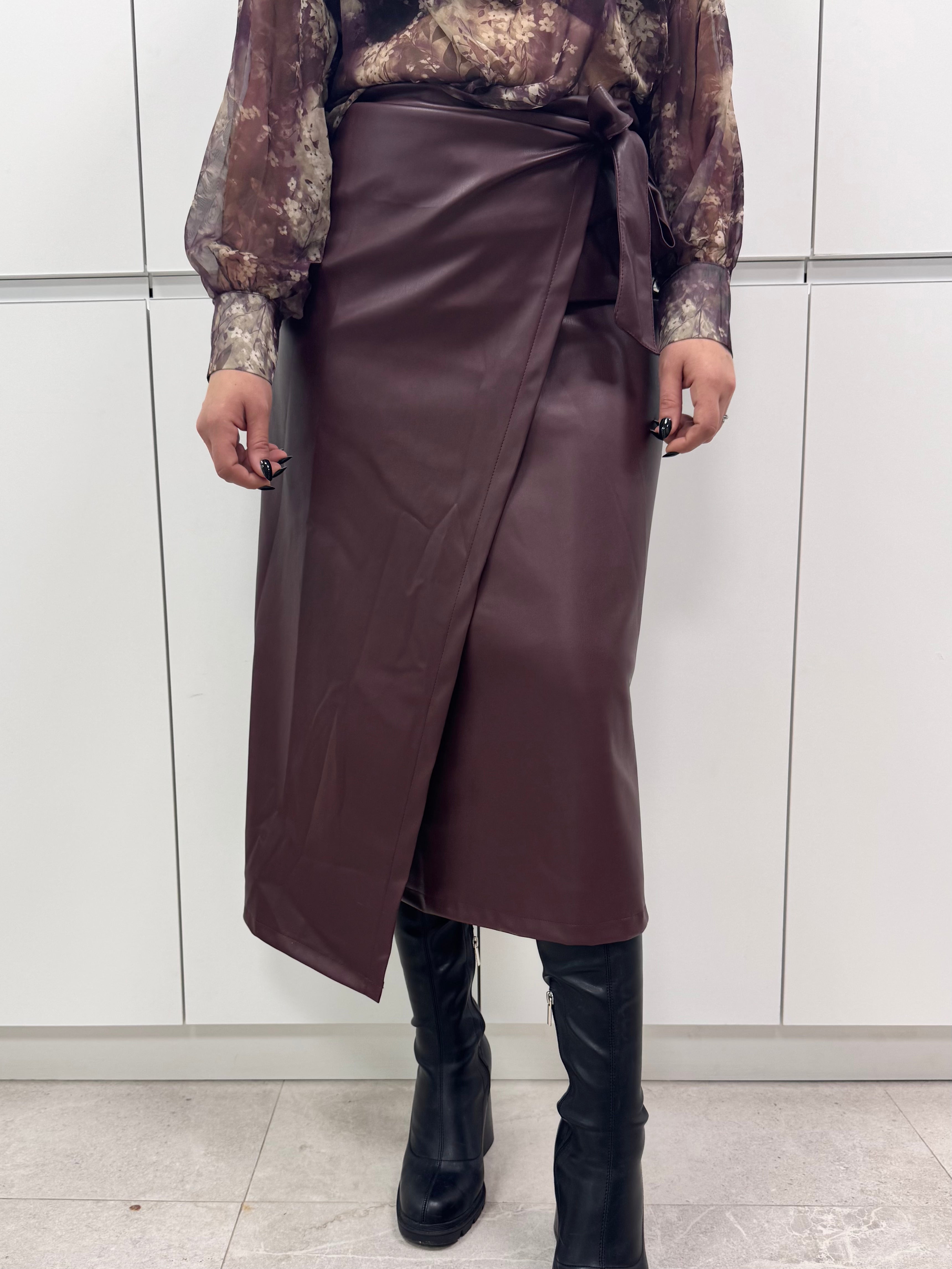 Falda polipiel cruzada