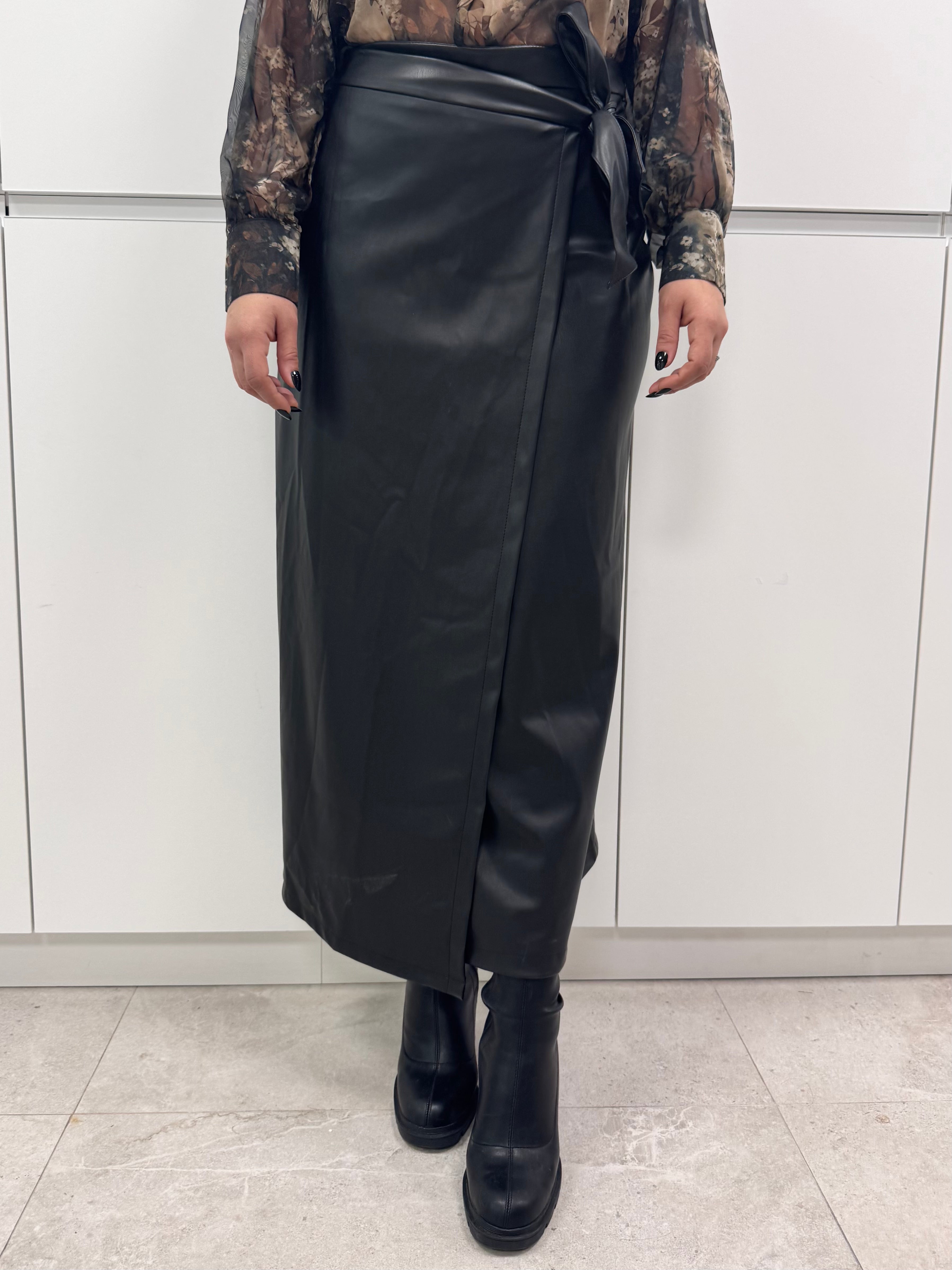 Falda polipiel cruzada