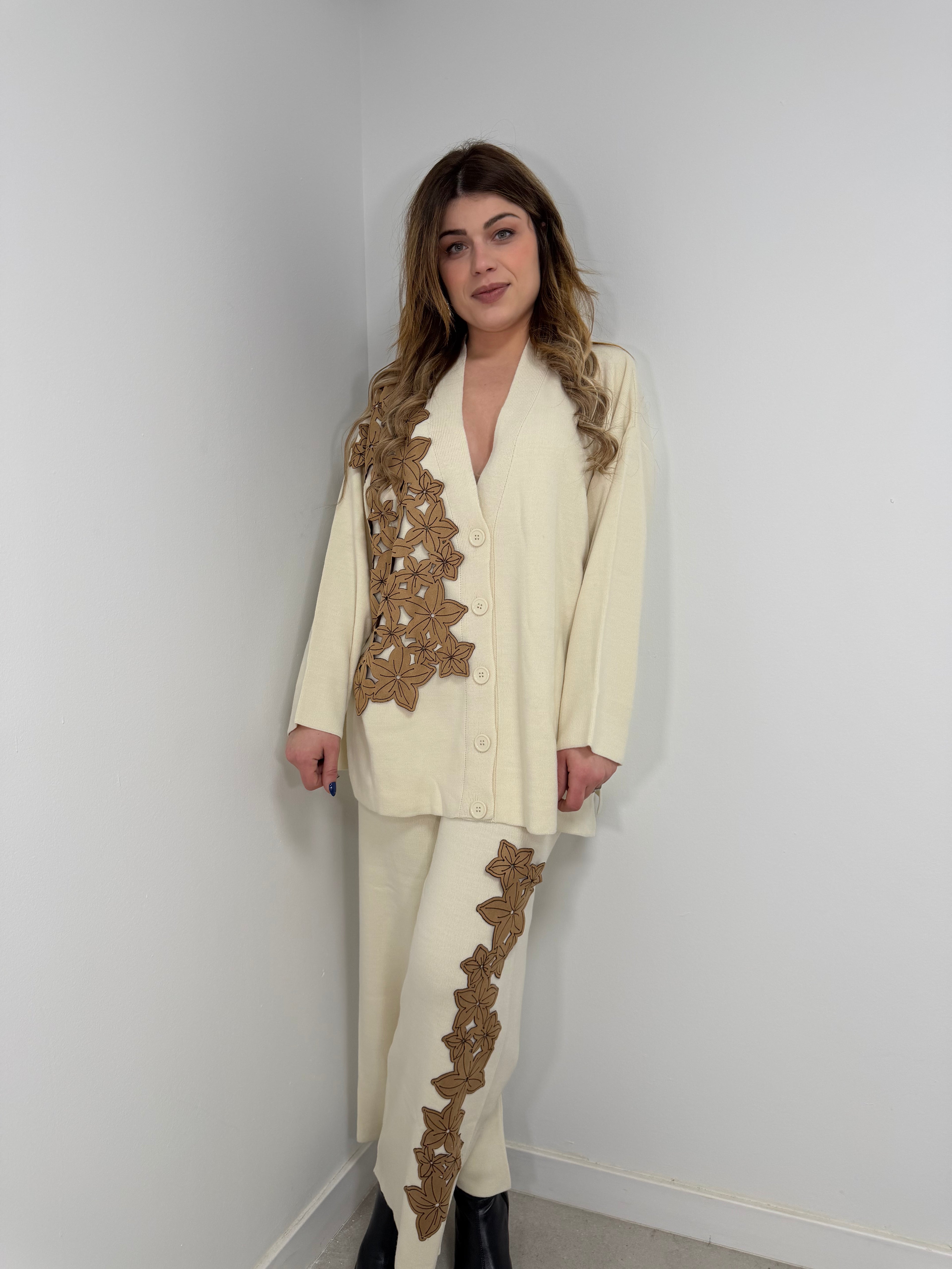 Conjunto beige detalle