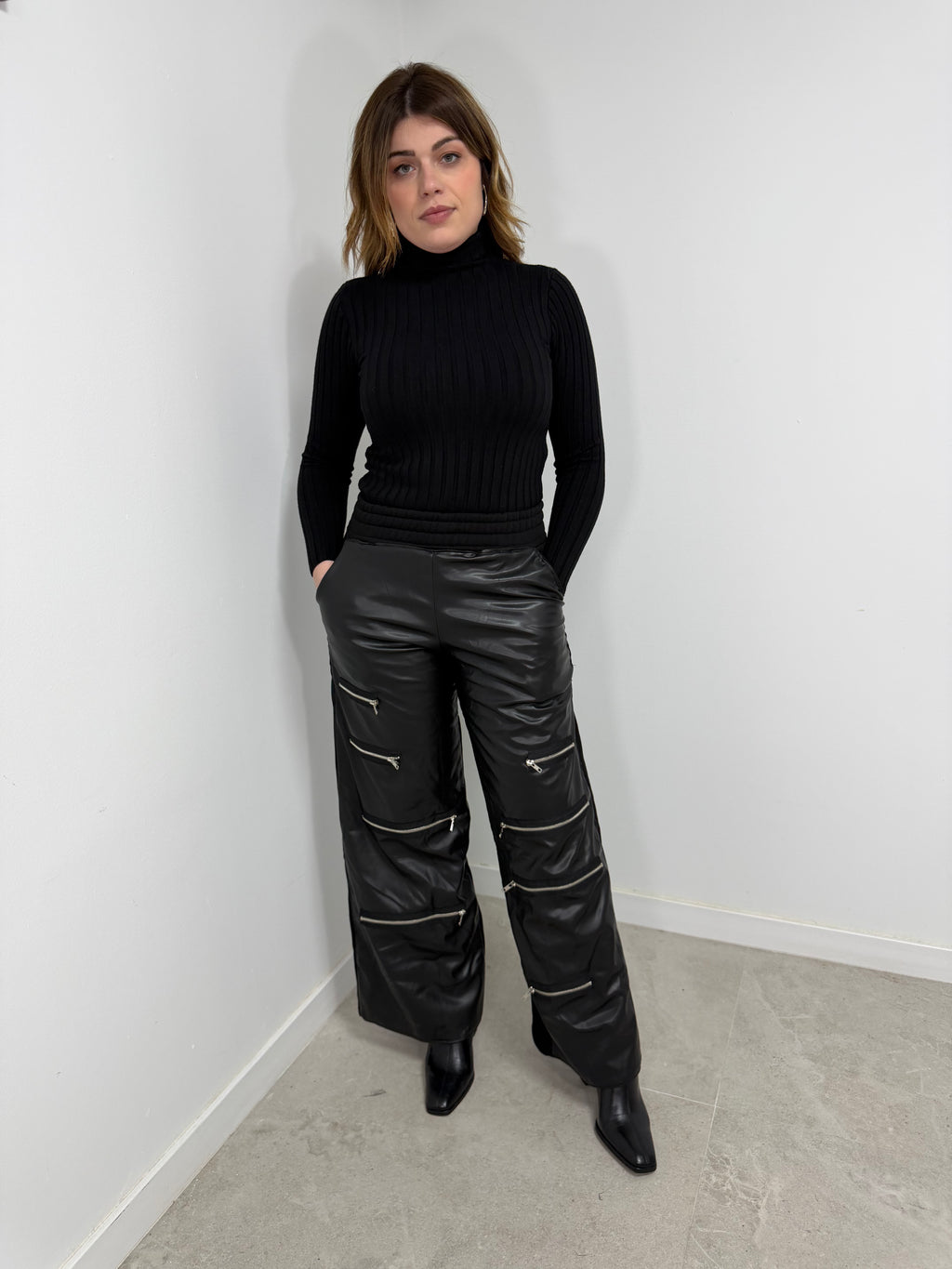 Pantalón cuero cremalleras