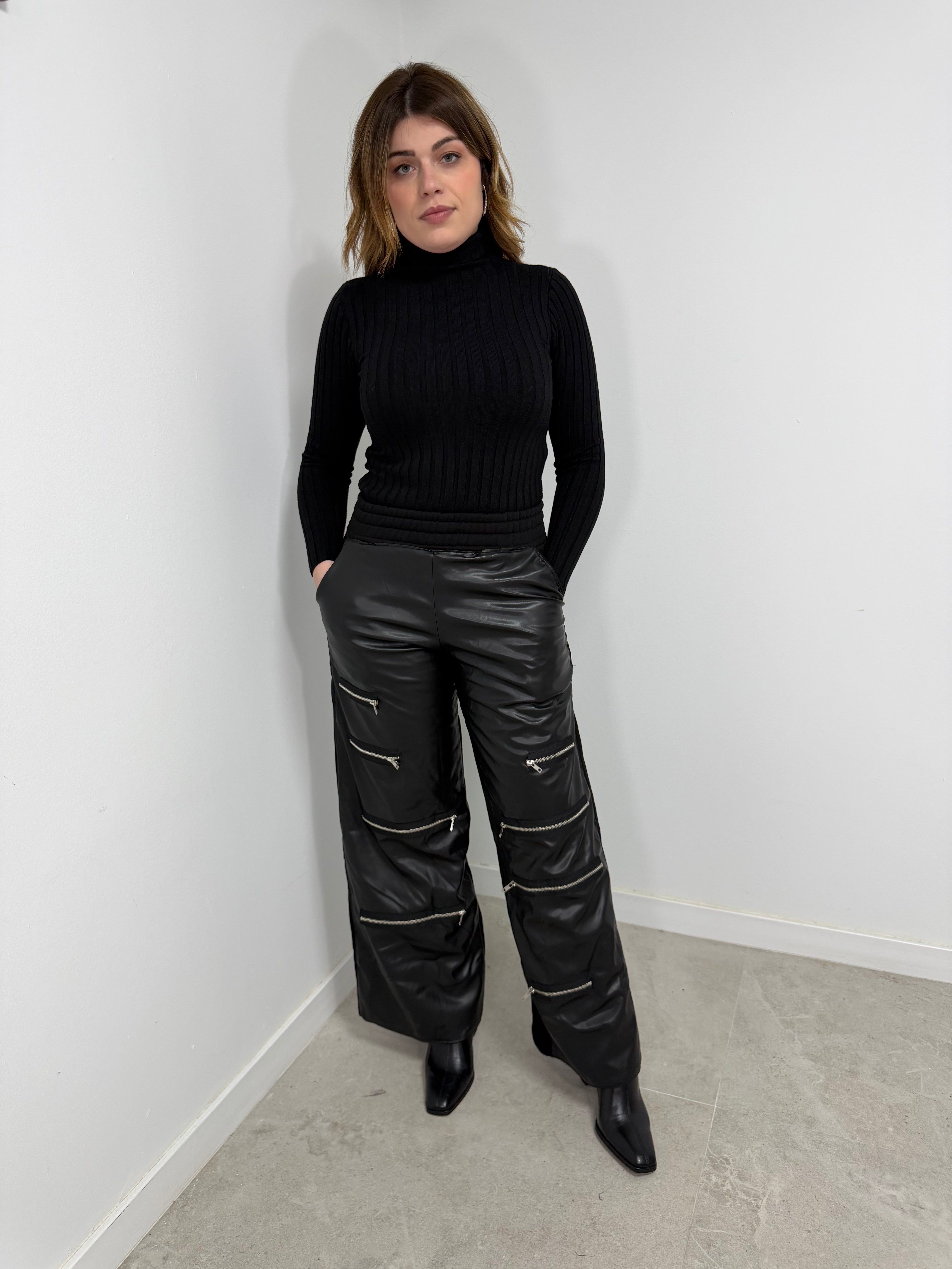 Pantalón cuero cremalleras