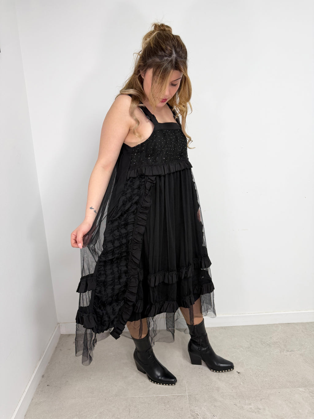Vestido negro tirante H4