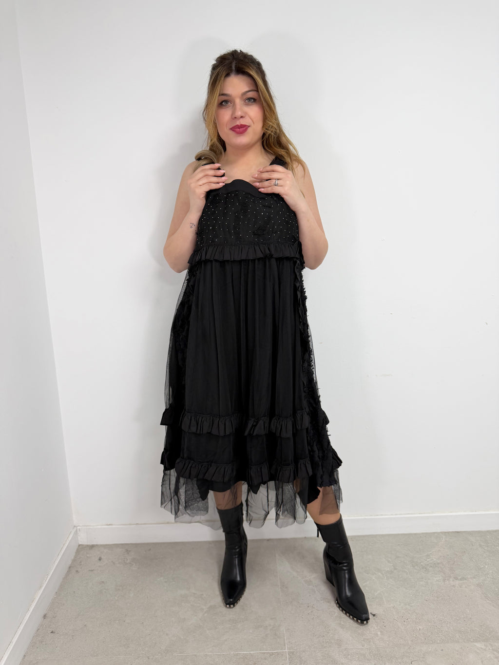 Vestido negro tirante H4
