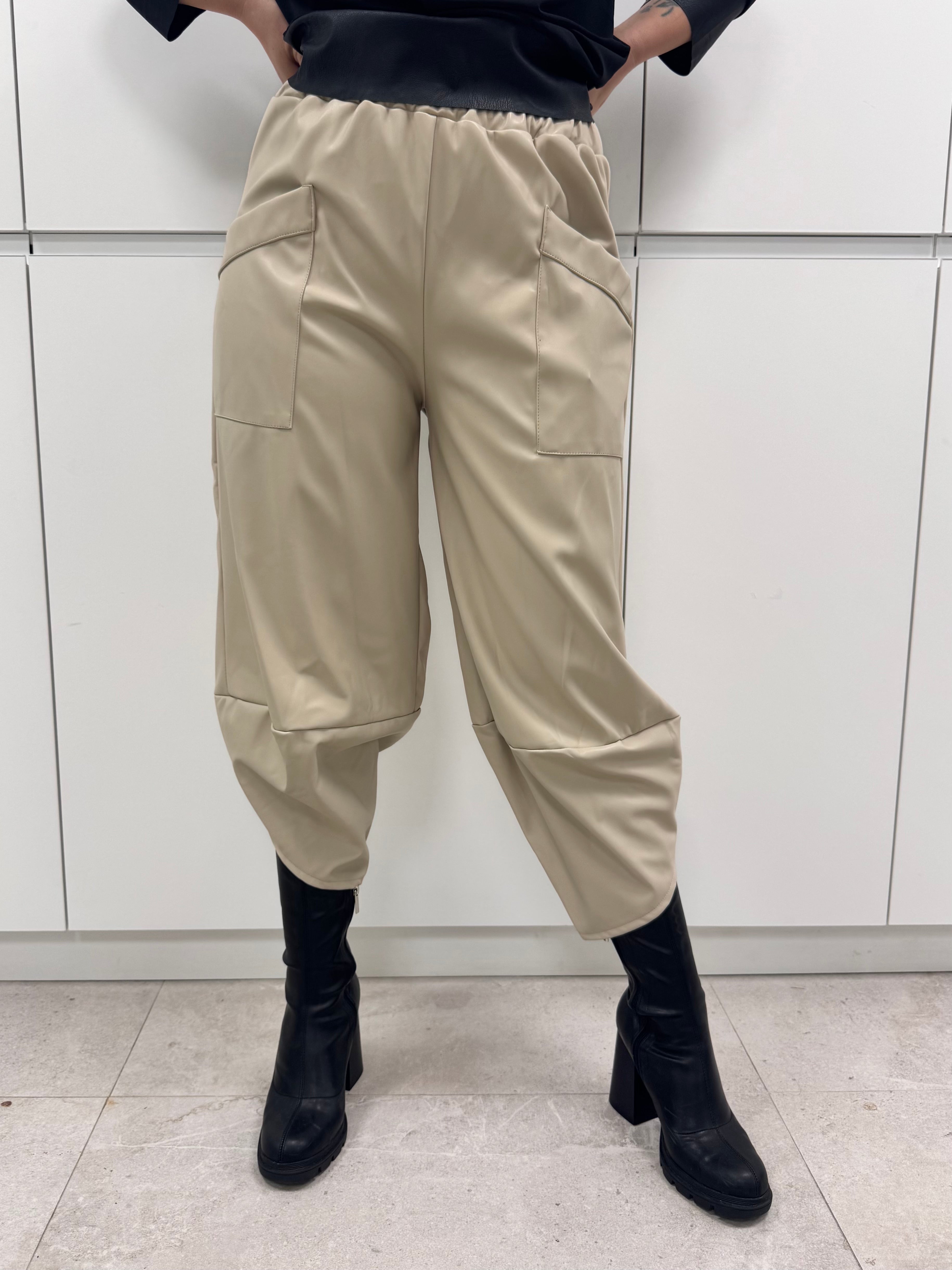 Pantalón cargo polipiel