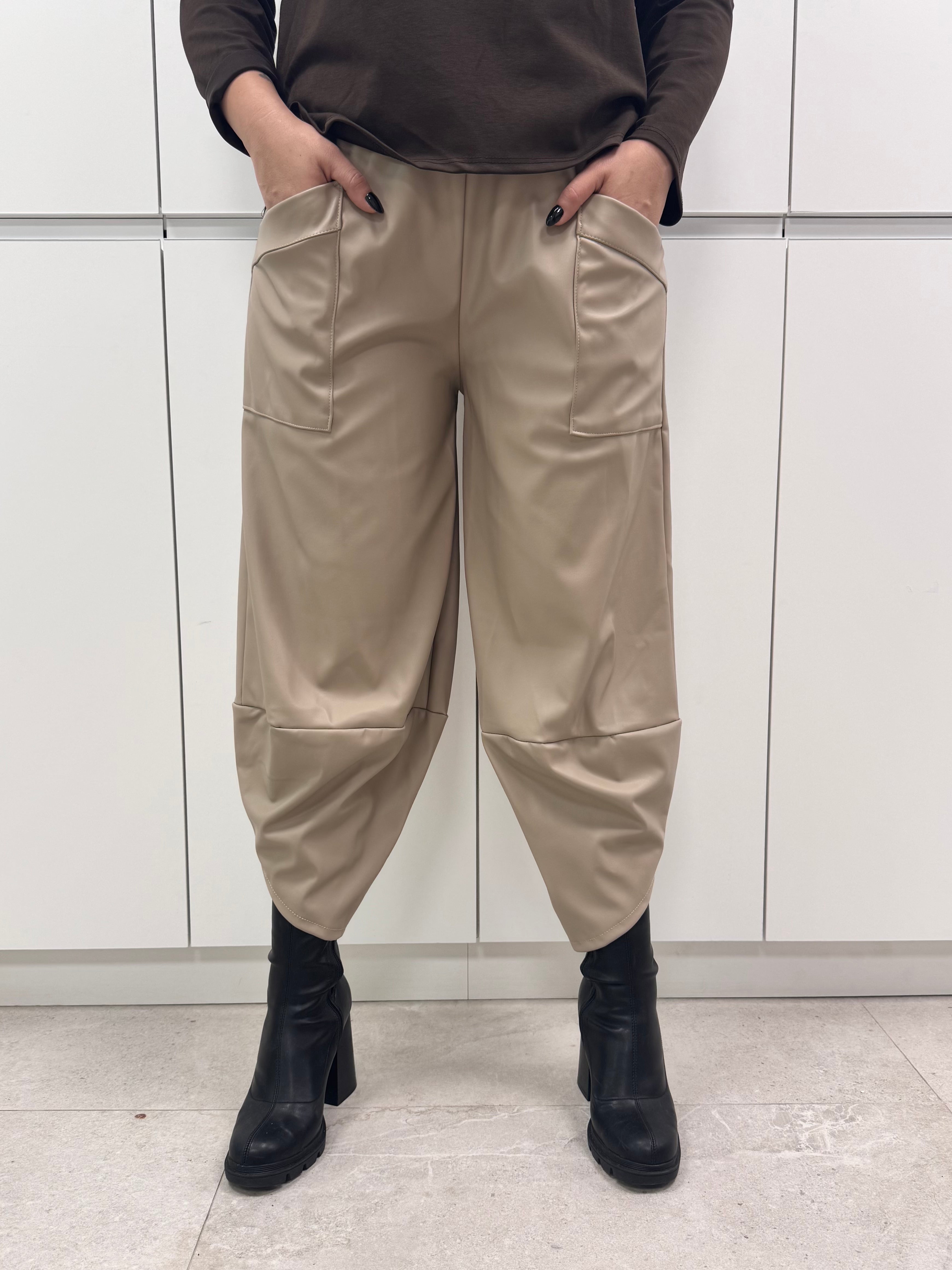 Pantalón cargo polipiel