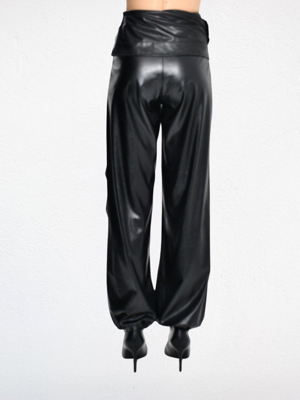 Pantalón polipiel cremalleras