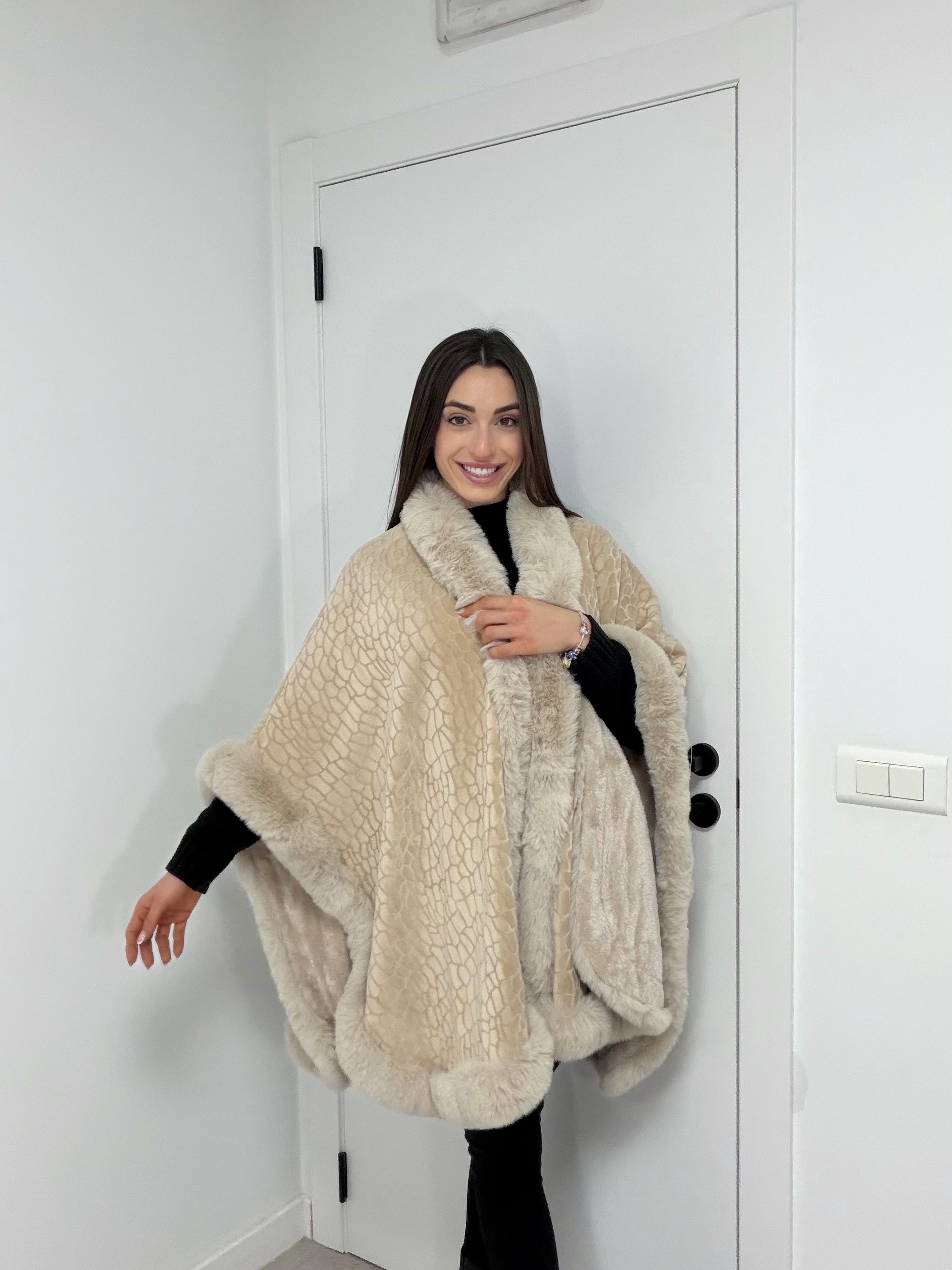 Poncho pelo sintético con mangas