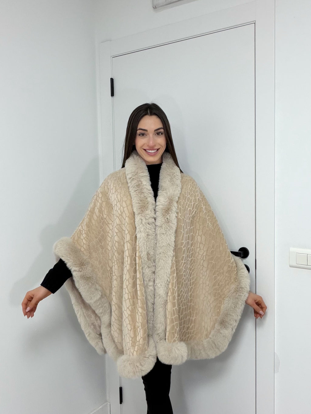 Poncho pelo sintético sin mangas