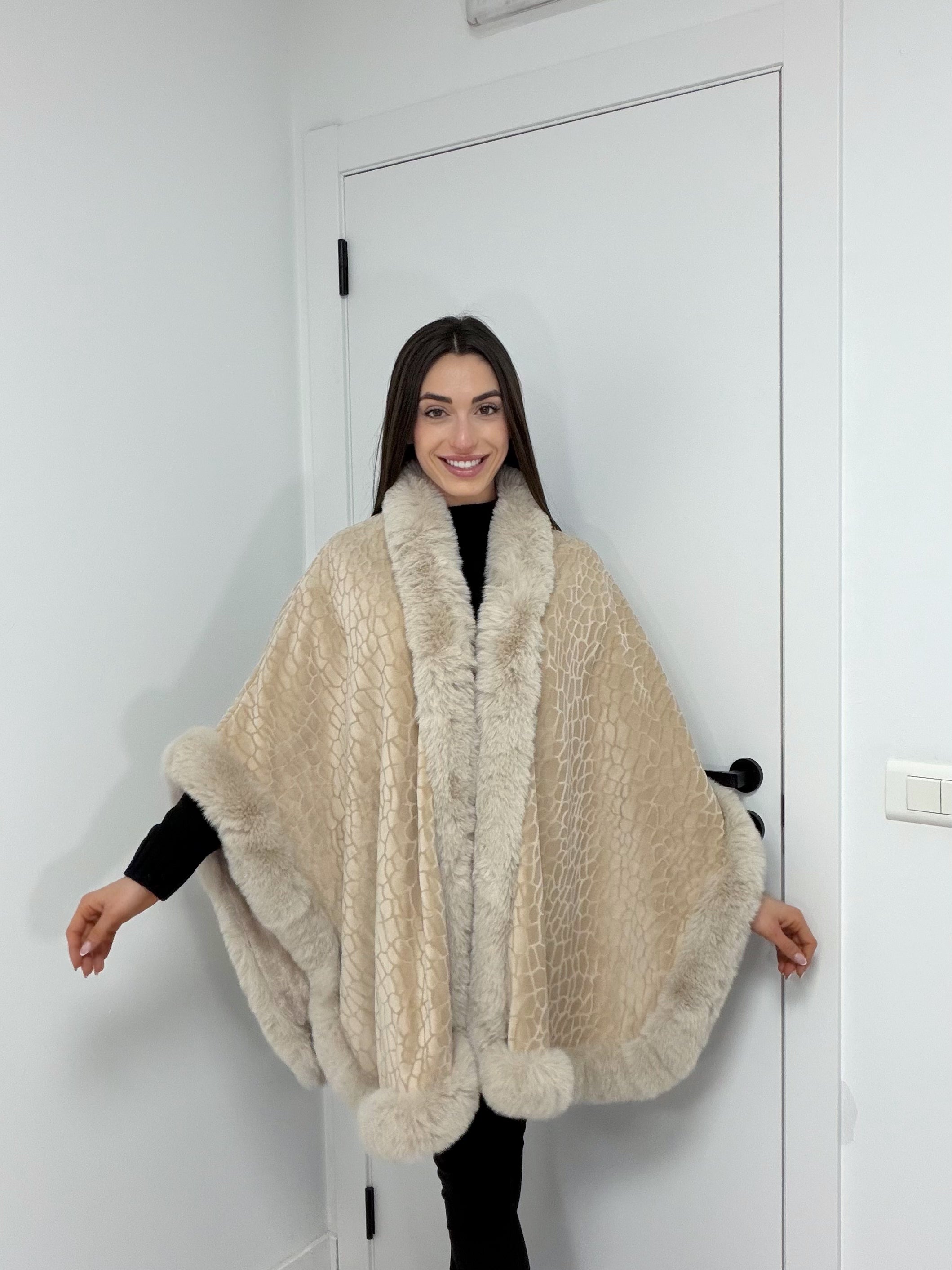 Poncho pelo sintético sin mangas