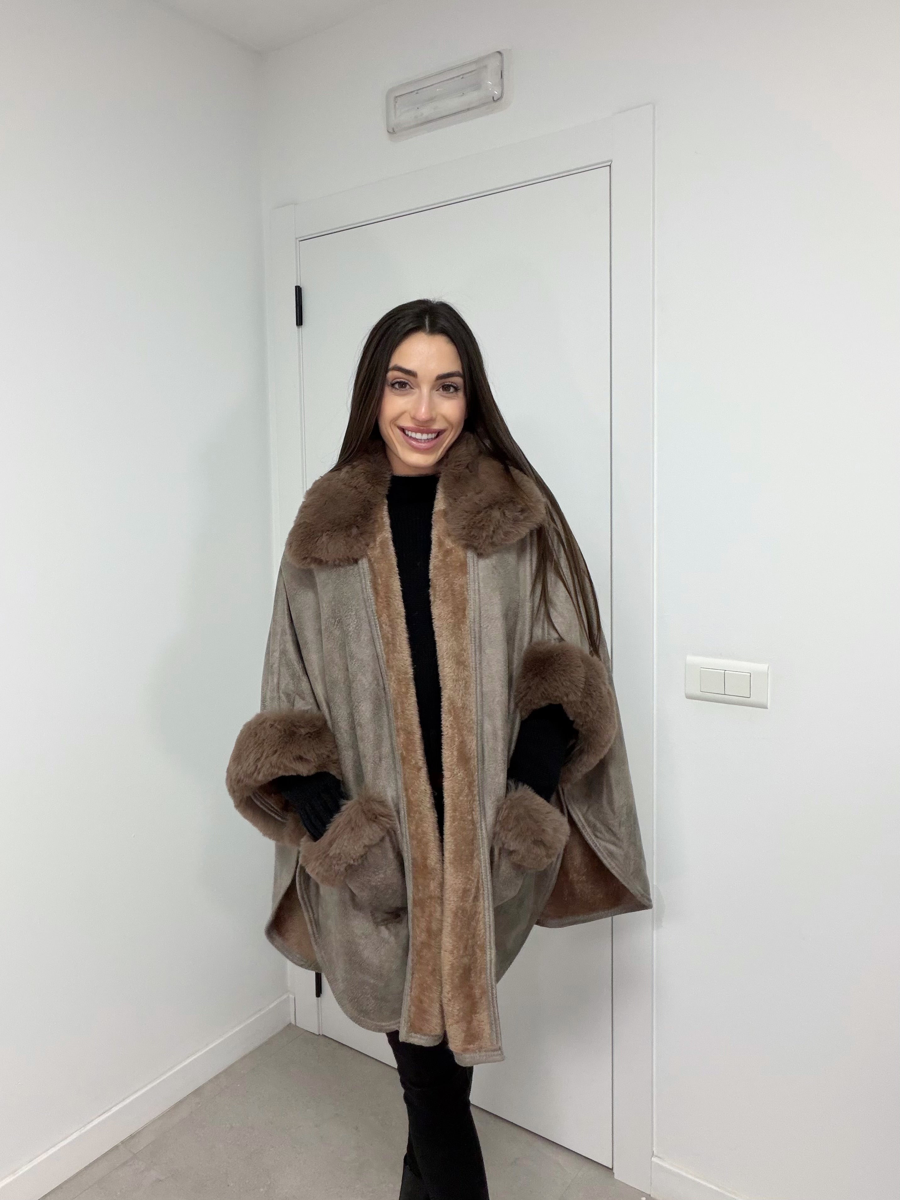 Poncho pelo sintético con mangas