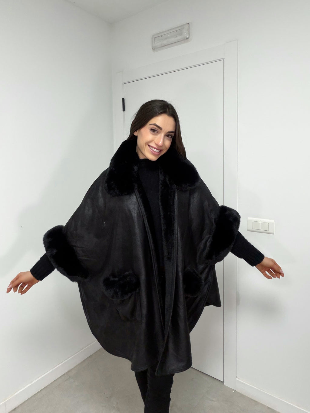 Poncho pelo sintético con mangas