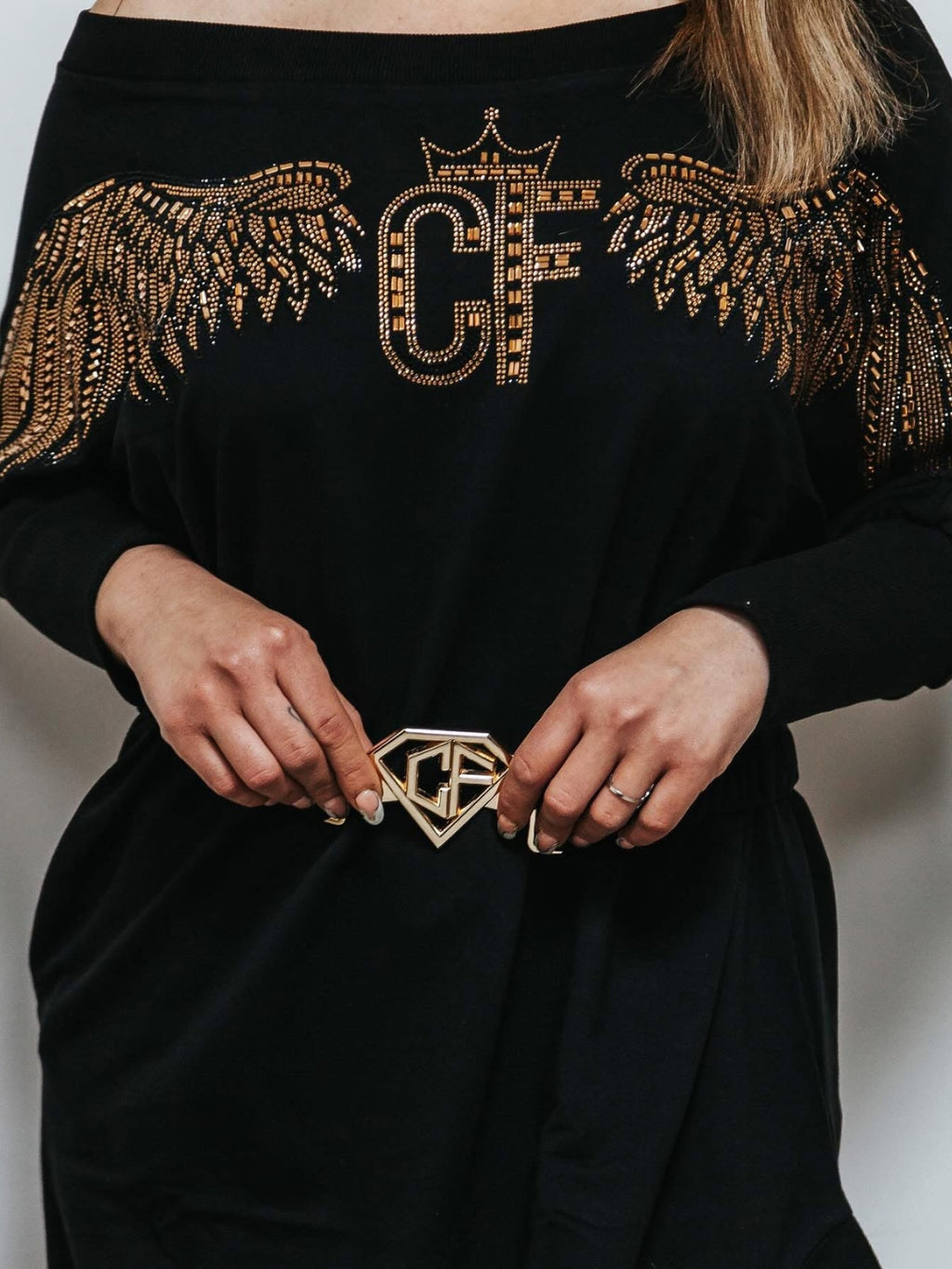 Vestido negro asimétrico cinturón